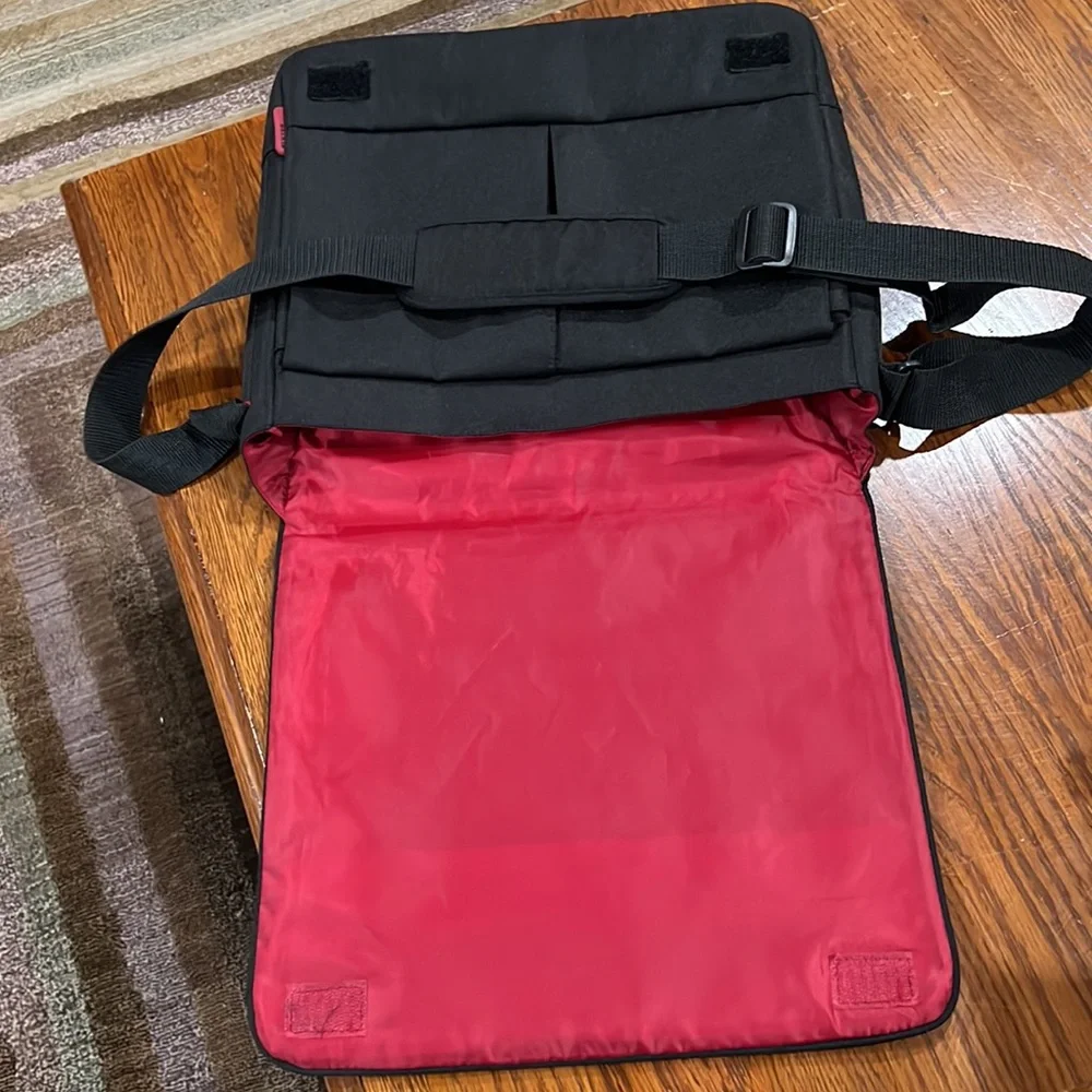 Used Belkin Bags | Laptop | color: Black /Red | - Picture 5 of 9